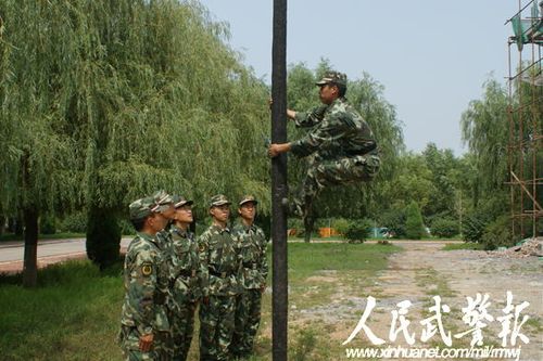 武警通讯兵 魔鬼训练 徒手攀登负重长跑(组图)