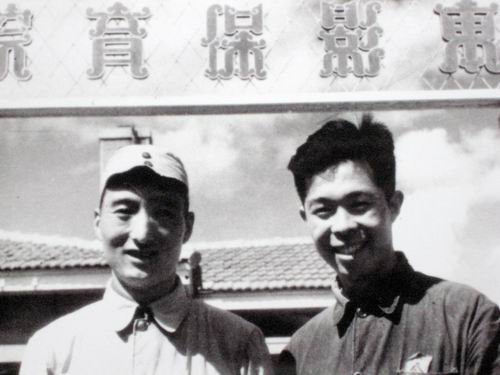 1948年和老演员陈强在东影.