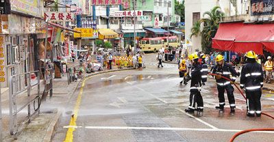 香港观塘地底气体爆炸 下水道盖被弹飞伤数人