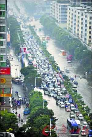 佛山昨凌晨遭强雷暴袭击 2小时降雨超百毫米