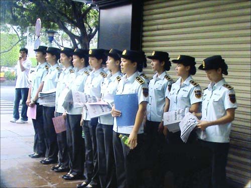 女城管亮相广州花都 职责重劝导不处罚(图)