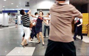 航班延误 乘客与工作人员起冲突(组图)