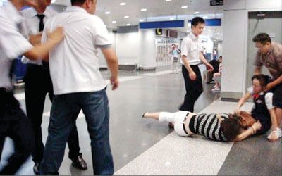 航班延误 乘客与工作人员起冲突(组图)