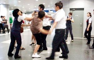 航班延误 乘客与工作人员起冲突(组图)
