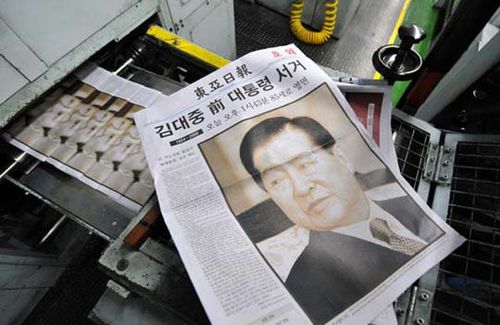 组图:韩国媒体关注金大中逝世消息_国际图片