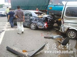 重庆12辆车追尾致交通堵塞 救援车逆行施救_社