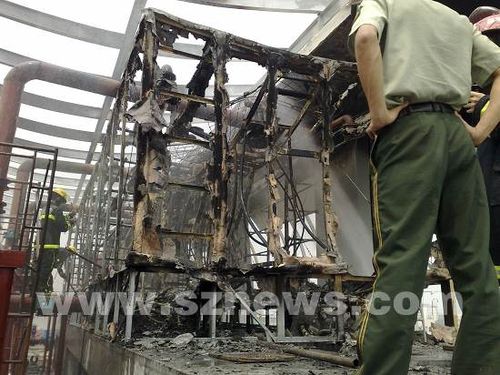 深圳南山区科技园在建大楼突发大火 无人伤亡