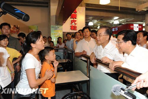 8月23日，在温州务工的尹翠还向温家宝诉说儿子转学的困难。 新华社记者 李学仁 摄