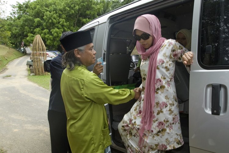 高清图:马来西亚女性斋月喝酒 将被判处鞭刑_