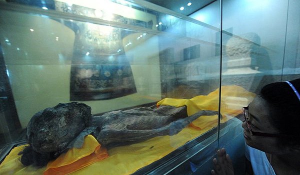 组图:<em>北京</em>展出神秘干尸 龙袍裹身<em>头发</em>完好_新