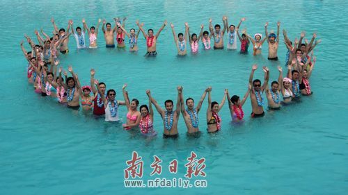 组图：七夕深圳30对新人举办泳装婚礼