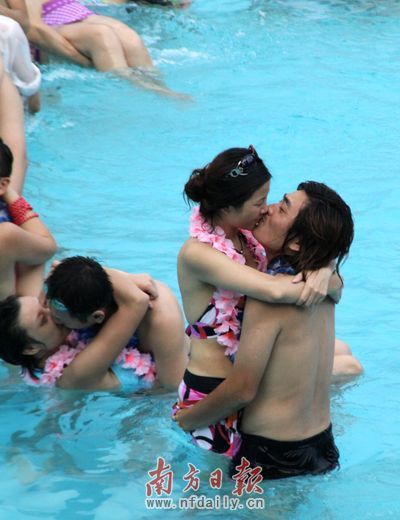 组图：七夕深圳30对新人举办泳装婚礼
