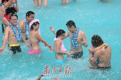 组图：七夕深圳30对新人举办泳装婚礼