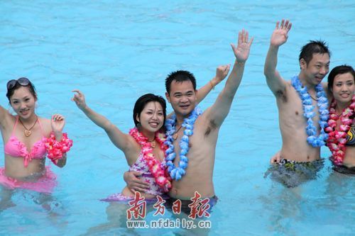 组图：七夕深圳30对新人举办泳装婚礼