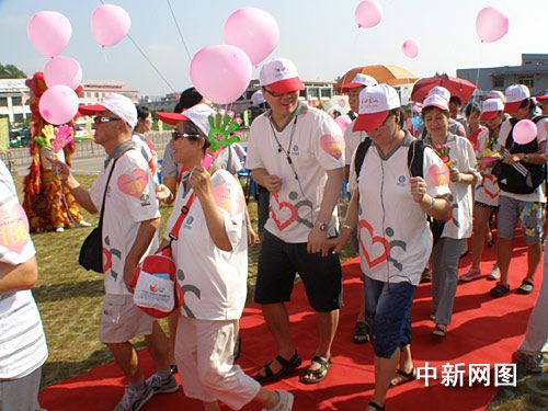 组图：各地民众欢度“七夕”情人节