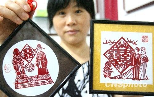 组图：各地民众欢度“七夕”情人节