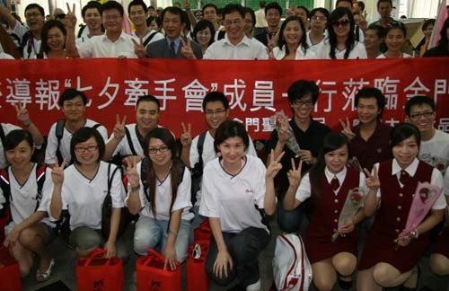 组图：各地民众欢度“七夕”情人节