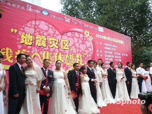 组图：各地民众欢度“七夕”情人节