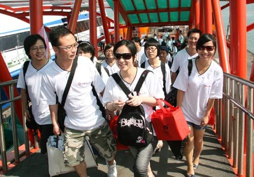 组图：各地民众欢度“七夕”情人节