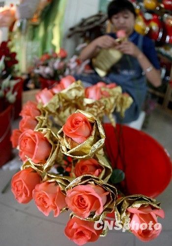 组图：各地民众欢度“七夕”情人节