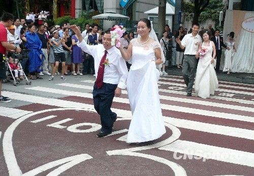 组图：各地民众欢度“七夕”情人节
