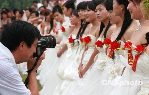组图：各地民众欢度“七夕”情人节