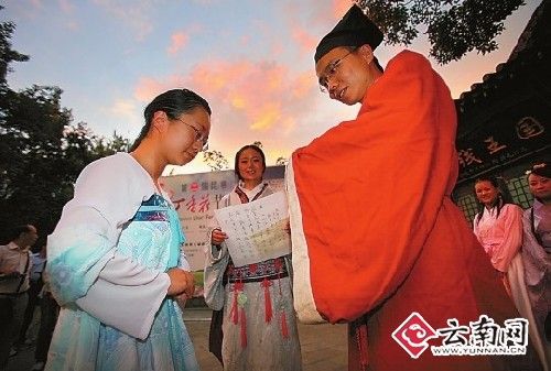 组图：各地民众欢度“七夕”情人节
