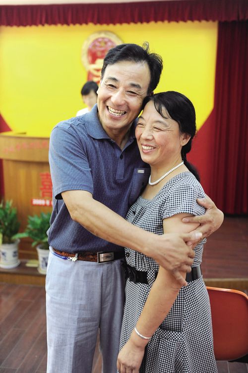 组图：各地民众欢度“七夕”情人节