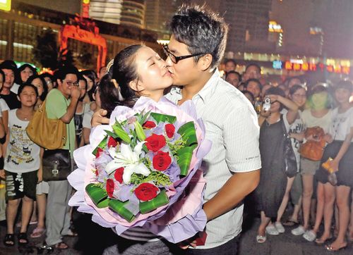 组图：各地民众欢度“七夕”情人节