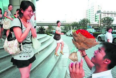 组图：各地民众欢度“七夕”情人节
