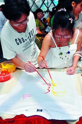 组图：各地民众欢度“七夕”情人节