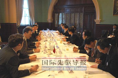 中澳自贸谈判自2005年开始已经进行了13轮，但依然僵持不下。图为2005年5月23日，第一轮谈判在悉尼举行。本报记者 米立公/摄