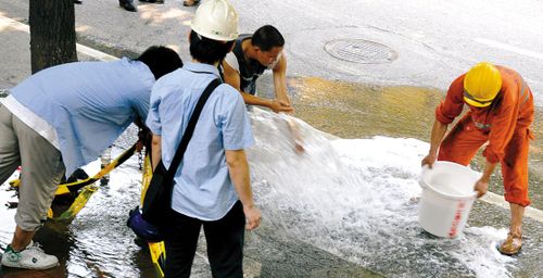 水管爆裂例牌塞车_滚动新闻