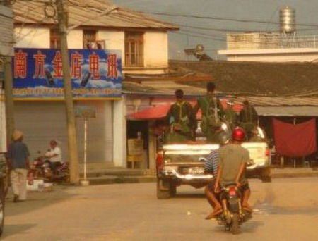 缅甸果敢冲突已致大量伤亡 17名平民被炸伤_滚