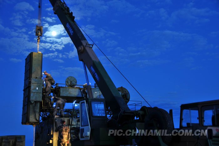 组图:北空红旗-2防空导弹营夜入草原快打快撤