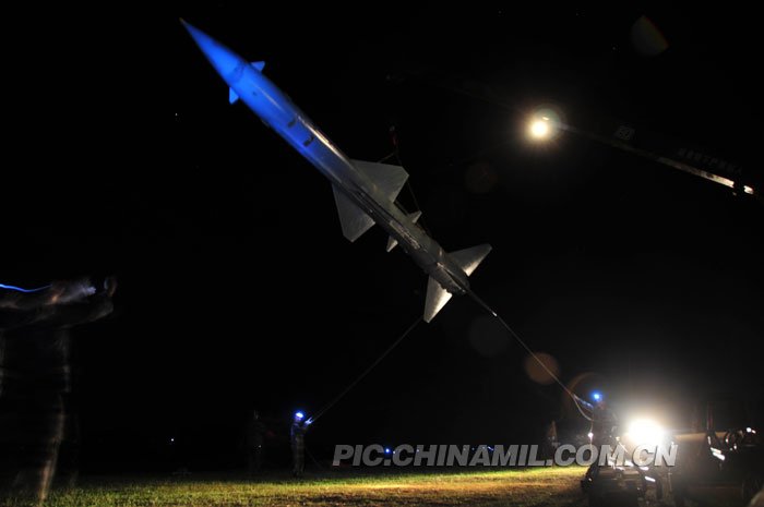 组图:北空红旗-2防空导弹营夜入草原快打快撤