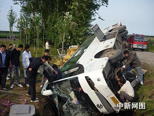 黑龙江北安市大客车与农用小货车相撞6死4伤