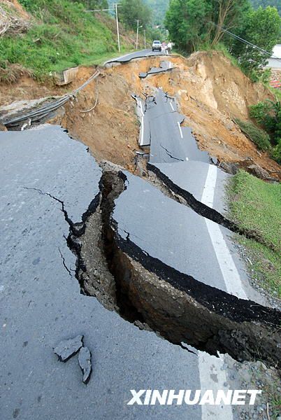 马来西亚沙巴州公路发生塌方事故(组图)