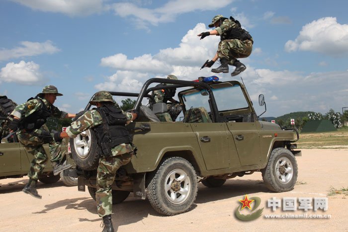 贵州武警特战分队演练反恐捕歼战斗 - 芜湖商企