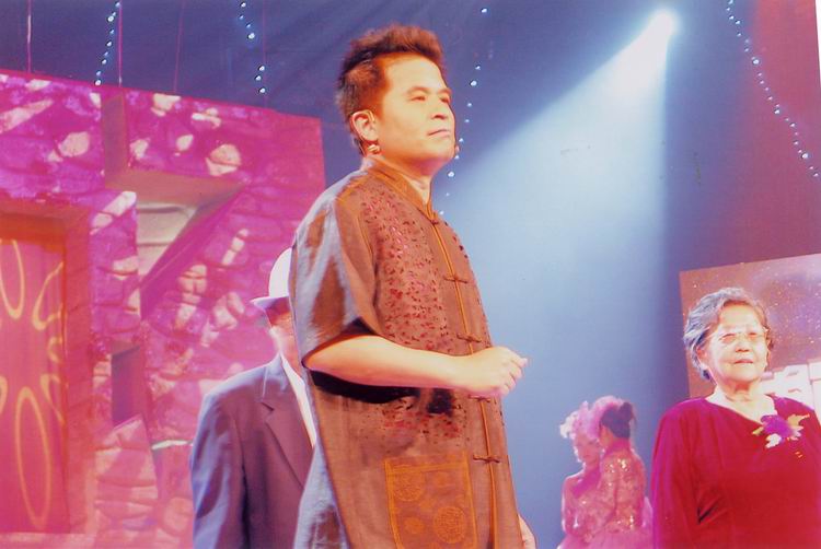 组图:张丽君与剪纸服装艺术_文促会