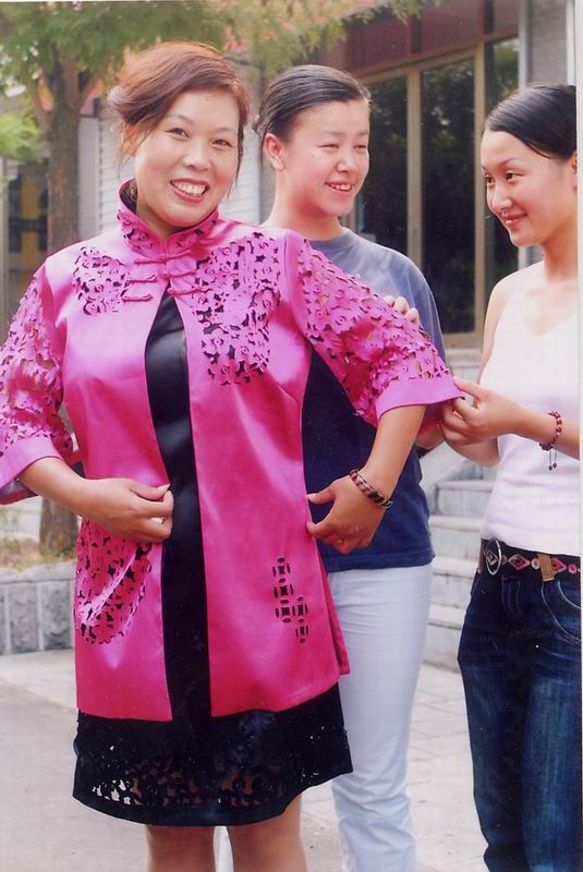 组图:张丽君与剪纸服装艺术_文促会