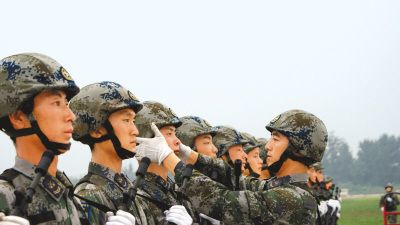 记者探访阅兵村:队员1个练坏1双皮鞋(组图)_国