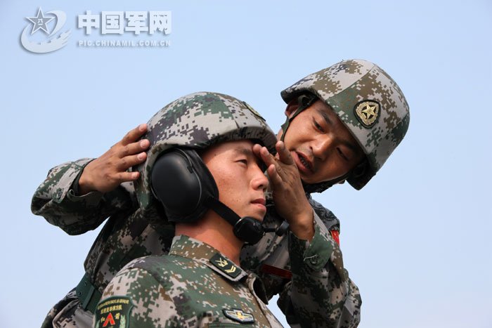 沈兴源：“我有一个梦想”（记者乔天富摄）这位正在给乘员纠正动作的军官叫沈兴源，是南京军区某炮兵旅副参谋长。他曾是我军最早装备的反坦克导弹战车部队的连长，次次参加实弹射击，都是首发命中，发发命中，创造了发射导弹35枚全部命中的优异成绩。参加过1999年阅兵的沈兴源，曾4次荣立三等功，2008年被总部表彰为“优秀指挥军官”。他现在担任这次阅兵某方队的总教练。沈兴源对记者说：“我有一个梦想，希望驾驶着更先进的反坦克导弹车参加2019年建国70周年阅兵。”