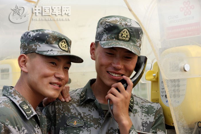 阅兵村里的孪生兄弟（记者乔天富摄）看，这打电话的小哥俩，他们可是方队里的明星队员！在阅兵村10区电话亭，记者拍摄下了后勤装备方队孪生兄弟李文浩（右）、李文瀚给家人打电话的情景。兄弟俩的爷爷是我军老战士，在保卫祖国的战斗中英勇作战荣立二等功。2004年兄弟俩入伍后都在北京军区某装甲师当兵。几年里，哥俩同时入党、同时受奖、同时转士官。哥俩入选阅兵方队后，凭着过硬的队列素质，双双担任了队列教练员。弟弟在装备方队组织的教练员考核中取得第2名的好成绩，哥哥被方队评为“训练之星”。兄弟俩都是班长，带出了两个先进班！哥俩好的事迹在阅兵村传为佳话。