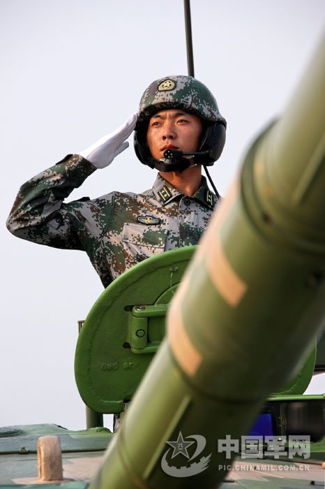 第一个方队尖兵车的车长（记者乔天富摄）北京军区某红军团王南元是此次阅兵数十个装备方队中第一个方队尖兵车的车长。第一方队，必须是真正的第一。王车长带领方队发扬红军传统，刻苦训练，勇争第一。在方队指挥部组织的8次单车考核、方队考核中，他所在的方队和单车次次都是优秀成绩，秒米不差，取得了综合总评成绩第一名的好成绩。