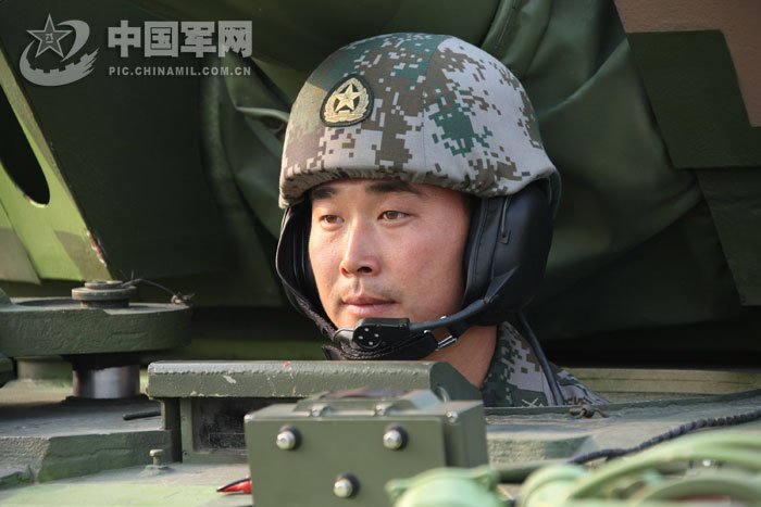丁辉：尖兵中的尖兵，教练员中的教练（记者乔天富摄）锡伯族坦克驾驶员丁辉是北京军区某红军团四级士官，他曾参加1999年国庆阅兵，是本次阅兵部队数十个装备方队中第一个方队第一台尖兵车的驾驶员，可谓是尖兵中的尖兵。他爱军精武、技术精湛，是部队的训练标兵，曾驾驶过装甲输车、履带步战车、新型主战坦克作为此次阅兵教练员训练班的班长，丁辉为来自全军数十个车辆方队的教练员作示范，更可谓是教练员中的教练！