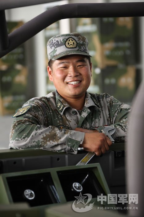 幕后英雄许辉（记者乔天富摄）在阅兵村，装备保障方队官兵是真正的幕后英雄。官兵们担负着车辆管理、器材供应、预防事故、拖救抢救、保障勤务的繁重任务，却不能受阅。二级士官、加工制配班班长许辉是他们中的一个代表，阅兵村数十个方队所需的各种器材加工制配任务全由他们班负责。采访结束时记者才得知，摄影记者们经常使用的钢制摄影架就是由他们制造的。