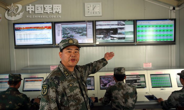 阅兵村装备场实行信息化管理（记者张雷摄）这间工作间是阅兵村车辆方队装备场的控制室，装备场实行信息化管理，来自陆海空军二炮部队各车辆方队的值班人员在这通过数字化监控系统（出入场监控系统、语言对话系统、全时空监控示统）管理着数百台履带和轮式车辆。
