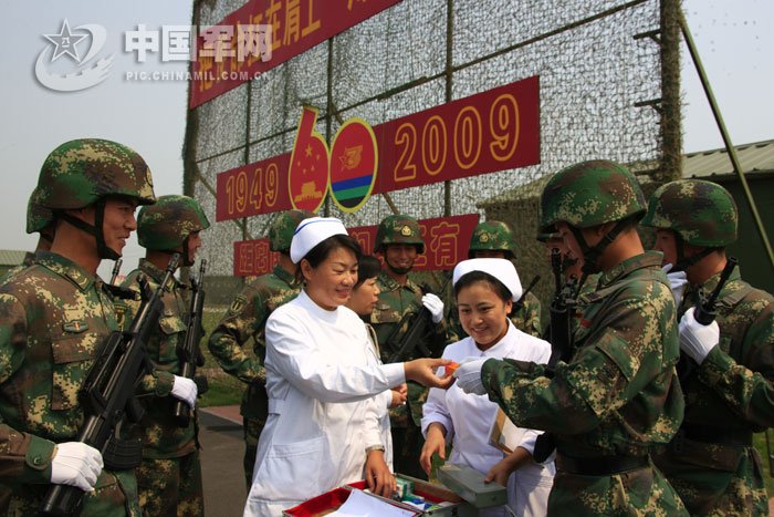 阅兵村里的白衣战士（记者张雷摄）在阅兵村，记者也看到了白衣战士们的身影。面对长时间、高强度的训练，为保障受阅官兵的身体健康，医务人员走向训练场，为受阅官兵进行巡诊。