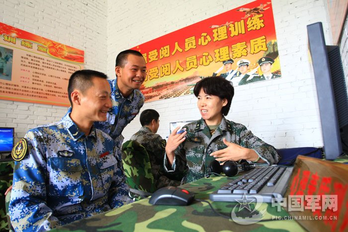 给官兵们提供心理疏导 （记者张雷摄）大阅兵，对受阅官兵的训练提出了严格的要求，训练时遇到的心理问题如何克服？阅兵村配备了专业的医务人员为官兵们提供心理咨询。照片上的这位北京军区医务人员正在为受阅官兵提供心理疏导。